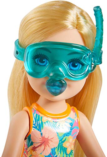 Barbie Chelsea Muñeca rubia con camaleón mascota y accesorios de playa de juguete, para niñas y niños +3 años (Mattel GRT81)