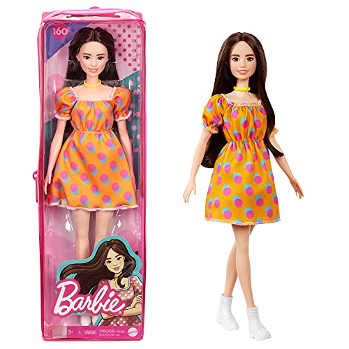 Barbie Fashionista Muñeca morena con vestido de lunares sin hombros y accesorios de moda (Mattel GRB52)