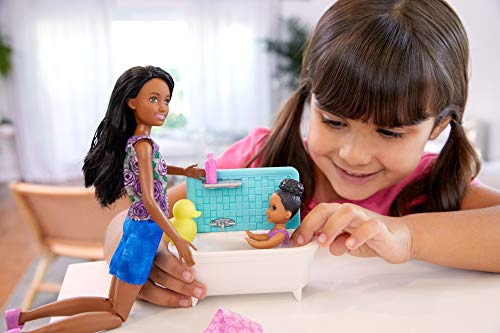 Barbie Skipper Muñeca morena canguro de bebés con accesorios (Mattel FXH06)