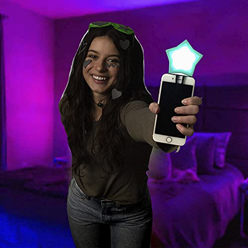 Famosa – LetsGlow Studio, accesorios con luz LED de 15 colores que brillan en la oscuridad y mando control remoto, kit de creador de vídeos influencer para TikTok, Instagram y YouTube, (LET00000)