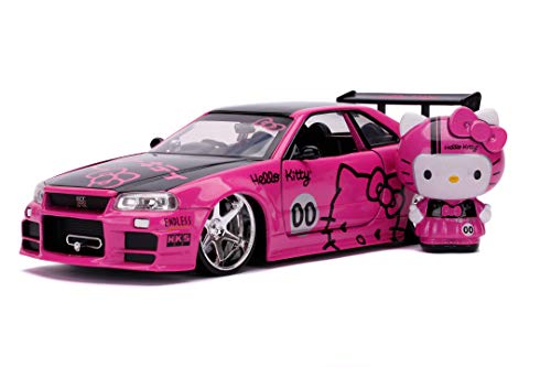 Jada Toys Nissan Skyline 253245003 2002 - Coche de Juguete para Nissan Skyline, Puertas Abiertas, Maletero y capó, Incluye Figura de Hello Kitty, Escala 1:24, Color Rosa