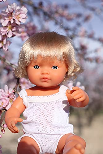 Miniland – Muñeco bebé Europea Niña de vinilo suave de 38cm con rasgos étnicos y sexuado para el aprendizaje de la diversidad con suave y agradable perfume. Presentado en caja de regalo.