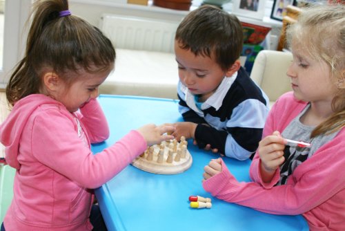 TOWO Juego de Memoria de Madera con 24 Piezas y un Dado de Madera - Tablero de Juegos de Mesa para Niños y Adultos - Juego Familiar de Parejas Educativo de Concentración Niños para el Aire Libre