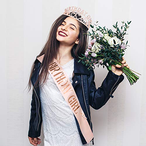 Veraing Corona de cumpleaños con corona de cristal rosa, corona de cumpleaños con corona de princesa, accesorios para el pelo para mujeres, accesorios de fiesta (corona + banda + broche de perla)