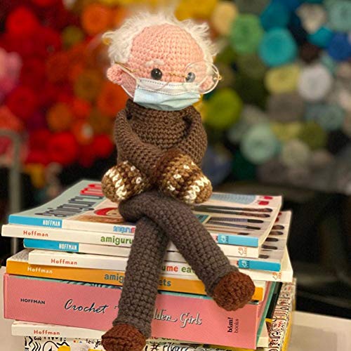 YOISMO Bernie Sanders Mittens Doll Crochet Pattern hecho a mano de punto de ganchillo de felpa de juguete de peluche figura de peluche regalo de gran recuerdo