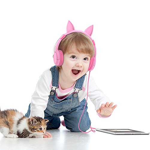 Auriculares para niños, iClever Volumen Limitado Cascos para niños sobre el oído Auriculares para bebés con diseño estéreo Ajustable Cat para Phone Tablets PC MP3, Regalos para niña, Rosa