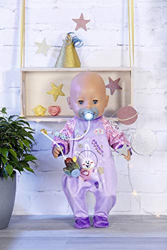 BABY born Happy Birthday - Chupete Mágico Interactivo 43 cm, Para niños mayores de 3 años, Muñeca que Abre y Cierra los Ojos, Incluye Chupete y Chupetero de Colores