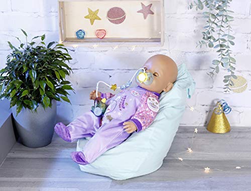 BABY born Happy Birthday - Chupete Mágico Interactivo 43 cm, Para niños mayores de 3 años, Muñeca que Abre y Cierra los Ojos, Incluye Chupete y Chupetero de Colores