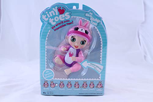 Bandai 82786 Tiny Toes - Muñeca parlante (Rosa)