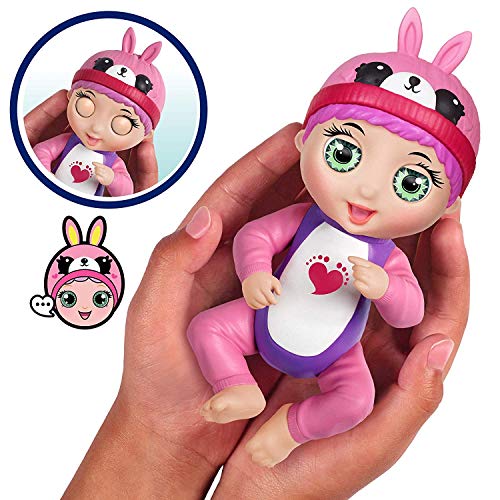 BANDAI 82795 Tiny Toes - Muñeca interactiva (14 cm), diseño de Conejo Rosa