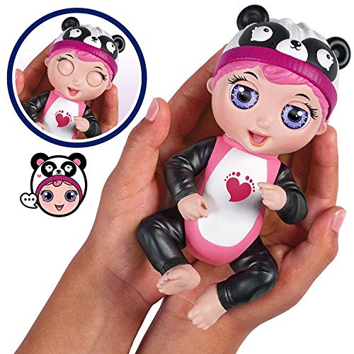 BANDAI- Tiny Toes – Mini muñeca interactiva de 14 cm – Gabby Babille – Panda – Negro y Blanco – Habla Francesa, Color (82796)