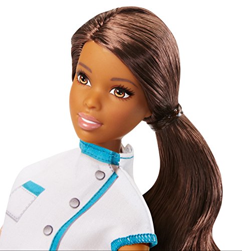 Barbie - DMC31 – Spaghetti Chef African-American muñeca con juego de cocina.