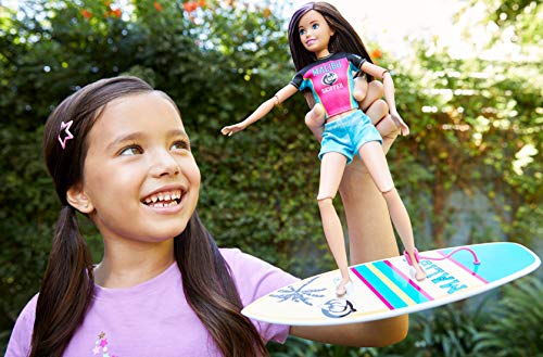 Barbie Dreamhouse Adventures, Skipper Hora del Surf muñeca con accesorio de deportes (Mattel GHK36)