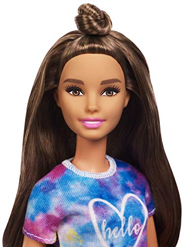 Barbie Fashionista - Muñeca morena con moño y shorts tejanos (Mattel FYB31)