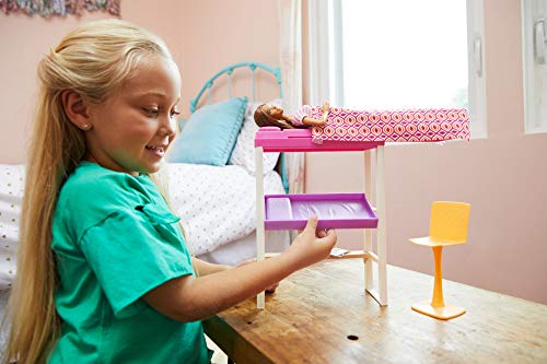 Barbie Muñeca con muebles de dormitorio y accesorios (Mattel FXG52)