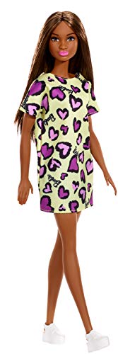 Barbie Muñeca Morena con Vestido Amarillo con Estampado de Corazones (Mattel GHW47) , color/modelo surtido