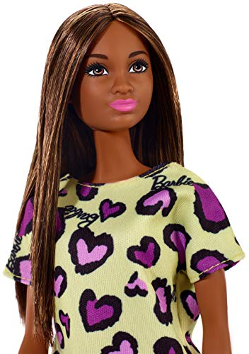 Barbie Muñeca Morena con Vestido Amarillo con Estampado de Corazones (Mattel GHW47) , color/modelo surtido