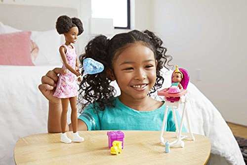 Barbie Skipper Muñeca afromericana canguro con vestido y bebé, con trona de niño de juguete y accesorios de cumpleaños (Mattel GRP41)