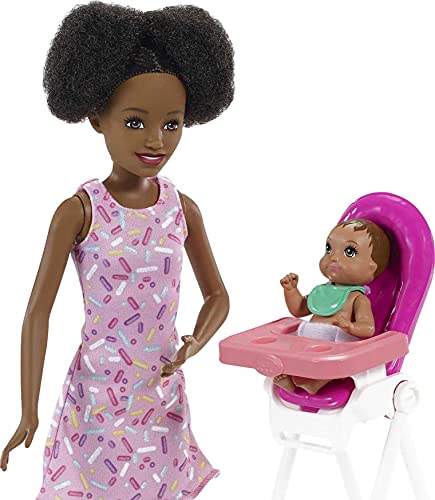 Barbie Skipper Muñeca afromericana canguro con vestido y bebé, con trona de niño de juguete y accesorios de cumpleaños (Mattel GRP41)