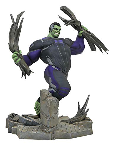 Diamond Select Toys: Marvel Gallery Avengers 4 - Tracksuit Hulk Deluxe PVC Diorama