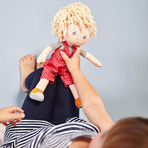 HABA 305408 Cassie, muñeca de Trapo de Materiales Suaves y Lavables con Peto y Goma Trenzada, 30 cm, muñeca para niños a Partir de 18 Meses