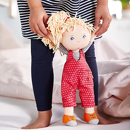 HABA 305408 Cassie, muñeca de Trapo de Materiales Suaves y Lavables con Peto y Goma Trenzada, 30 cm, muñeca para niños a Partir de 18 Meses