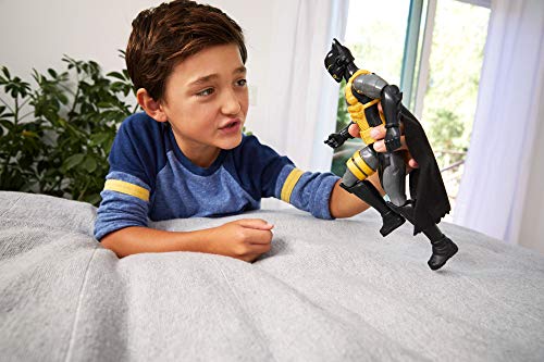 Mattel- Disney Cars Tuta Antitossine DC Missions-Figura de acción 30cm Batman Toxina Antimiedo, Juguetes niños +4 años, Multicolor GCK88