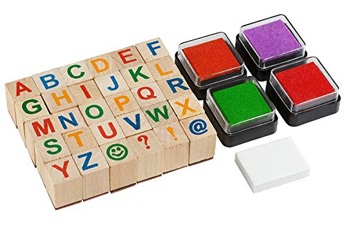 Playkidiz Conjunto De Sellos De Alfabeto De Madera Premium - Conjunto De 34 Piezas De Sellos De Letras Mayúsculas Con 4 Almohadillas De Tinta De Color.