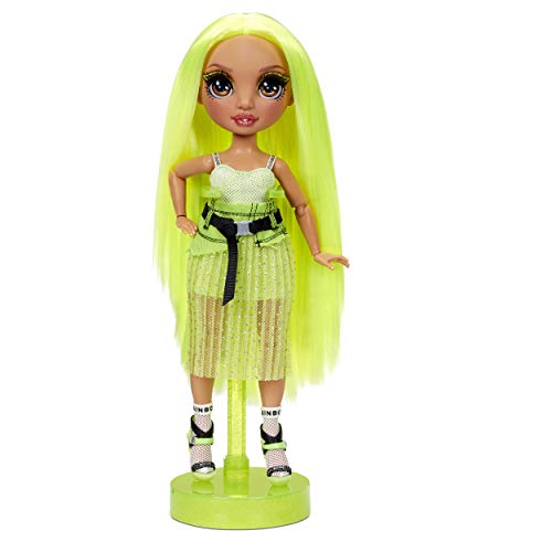 Rainbow High Muñeca de Moda Karma Nichols - Muñeca en Fluo, Conjuntos Elegantes, Accesorios y Soporte para Muñecas - Rainbow High Serie 2 - Regalo Perfecto para Niñas a Partir de 6 Años