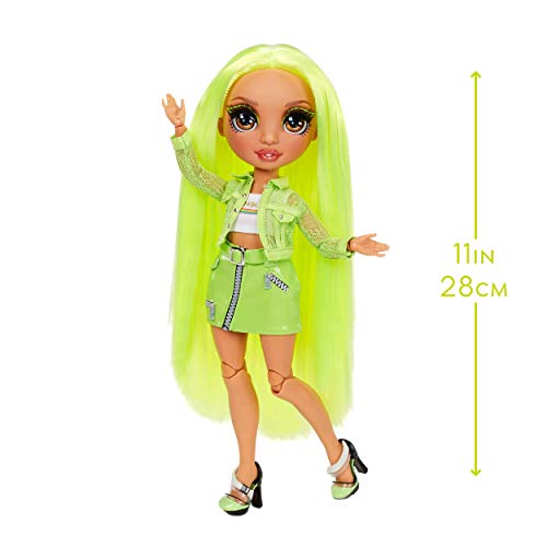 Rainbow High Muñeca de Moda Karma Nichols - Muñeca en Fluo, Conjuntos Elegantes, Accesorios y Soporte para Muñecas - Rainbow High Serie 2 - Regalo Perfecto para Niñas a Partir de 6 Años