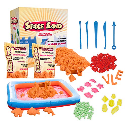 Space Sand 1.8 kg con 50 Piezas de Formas, números, Letras, Piezas de Castillos, Herramienta de Modelado, Arena mágica cinética, Probada por el TÜV (1.8kg Naranja