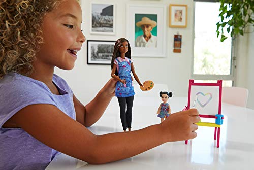 Barbie Quiero Ser Maestra de Arte, Muñeca Latina con Bebé y Accesorios (Mattel GJM30)