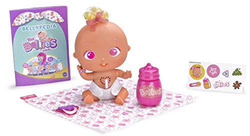 The Bellies From Bellyville Pinky -Twink, Muñeco Interactivo para Niños Y Niñas De 2 A 8 Años (Famosa 700014563) + Kit De Cuidados para Muñecos Bebé (Famosa 700014343)