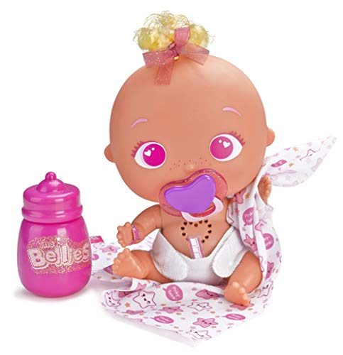 The Bellies From Bellyville Pinky -Twink, Muñeco Interactivo para Niños Y Niñas De 2 A 8 Años (Famosa 700014563) + Kit De Cuidados para Muñecos Bebé (Famosa 700014343)