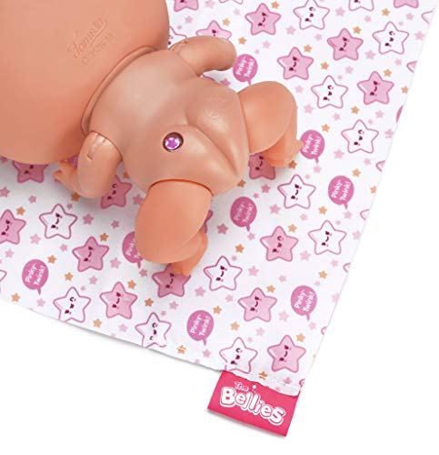 The Bellies From Bellyville Pinky -Twink, Muñeco Interactivo para Niños Y Niñas De 2 A 8 Años (Famosa 700014563) + Kit De Cuidados para Muñecos Bebé (Famosa 700014343)