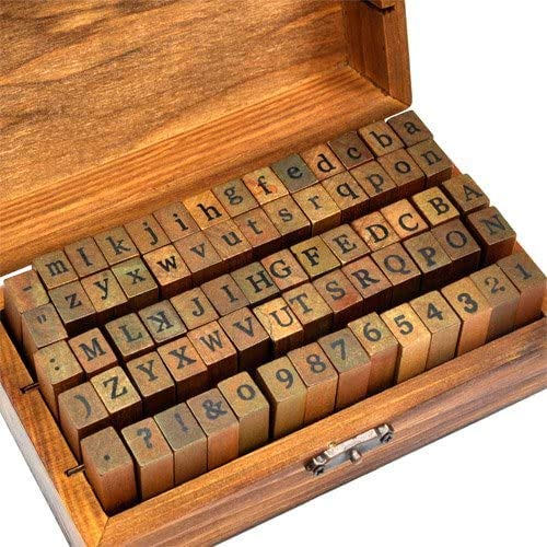 Auped 70 Piezas Sellos de Alfabeto Goma y Madera con Caja Organizar y Guardar por Letras Números y Signos Puntuación Set Letras Completo para Artes, Manualidades, Hacer Tarjetas y Más.