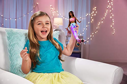 Barbie Dreamtopia, Sirena morena nada y brilla con accesorios (Mattel GFL83)