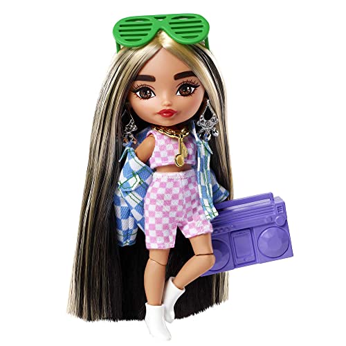 Barbie Extra Mini Muñeca pequeña articulada con chaqueta de cuadros, pelo largo y accesorios de moda de juguete (Mattel HGP64)