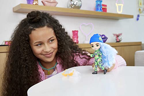 Barbie Extra Mini Muñeca pequeña articulada con pelo azul hielo, pelo largo y accesorios de moda de juguete (Mattel HGP65)