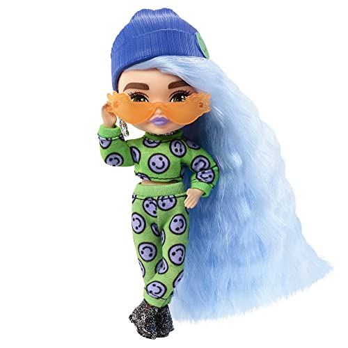 Barbie Extra Mini Muñeca pequeña articulada con pelo azul hielo, pelo largo y accesorios de moda de juguete (Mattel HGP65)