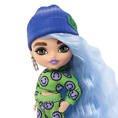 Barbie Extra Mini Muñeca pequeña articulada con pelo azul hielo, pelo largo y accesorios de moda de juguete (Mattel HGP65)