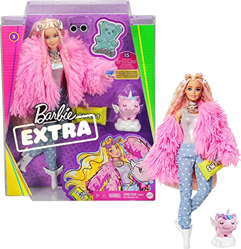 Barbie Muñeca Extra 3 con Un Mullido Abrigo De Peluche Rosa, Una Mascota Mezcla De Unicornio Y Cerdito + Extra Muñeca Articulada con Pelo Azul Rizado, Accesorios De Moda Y Mascotas (Mattel Grn30)