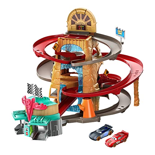 Cars Radiador Springs Pista de Carreras de Coches de Juguete, Incluye 2 vehículos Personaje + Rayo McQueeen Dorado Coche de Juguete Personaje, Regalo para niños + 3 años (Mattel GYG27)