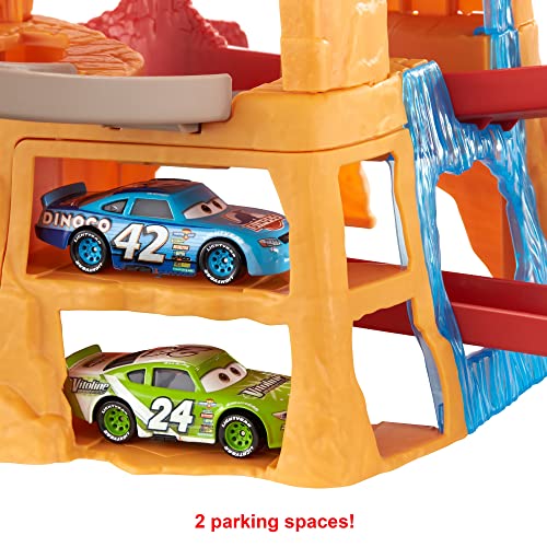 Cars Radiador Springs Pista de Carreras de Coches de Juguete, Incluye 2 vehículos Personaje + Rayo McQueeen Dorado Coche de Juguete Personaje, Regalo para niños + 3 años (Mattel GYG27)