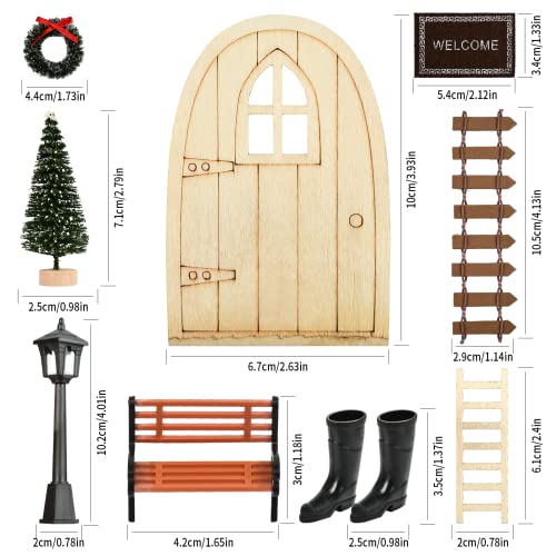 KATELUO 9Pcs Casa de Muñecas Navideña Miniatura, Juego de Accesorios Jardín en Miniatura,Árbol de Navidad, Corona de Navidad, Puerta de Elfo, Felpudo, Escalera de Madera, Zapatos, Banco