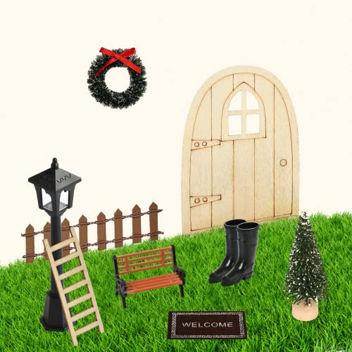 KATELUO 9Pcs Casa de Muñecas Navideña Miniatura, Juego de Accesorios Jardín en Miniatura,Árbol de Navidad, Corona de Navidad, Puerta de Elfo, Felpudo, Escalera de Madera, Zapatos, Banco