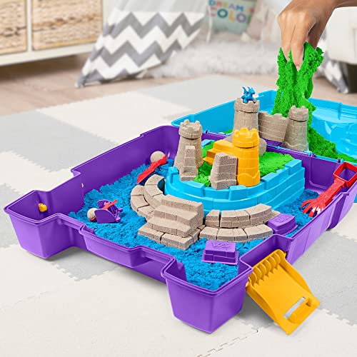 Kinetic Sand Super Sandbox Set con 10 Libras de Arena cinética, Caja de Arena portátil con 10 moldes y Herramientas, Juguetes sensoriales de Arena para niños Mayores de 3 años