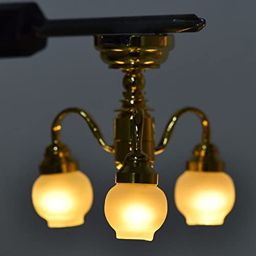 Lámpara de techo Candelabro de 3 luces, plastico chapado en oro de 24 quilates Luz de techo LED 1:12 Candelabro de casa de muñecas Miniatura exquisita y elegante Lámpara de techo de casa de muñecas