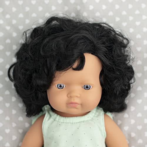 Muñeca bebé Caucásica Niña con Pelo Moreno Rizado de 38cm, Fabricada en Vinilo Suave. Rasgos étnicos y sexuado para el Aprendizaje de la Diversidad. En Caja de Regalo.