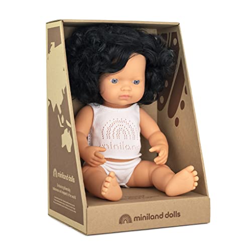 Muñeca bebé Caucásica Niña con Pelo Moreno Rizado de 38cm, Fabricada en Vinilo Suave. Rasgos étnicos y sexuado para el Aprendizaje de la Diversidad. En Caja de Regalo.